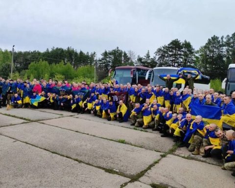 ФОТО-Защитники-Мариуполя-и-не-только.-Украина-вернула-из-плена-205-человек