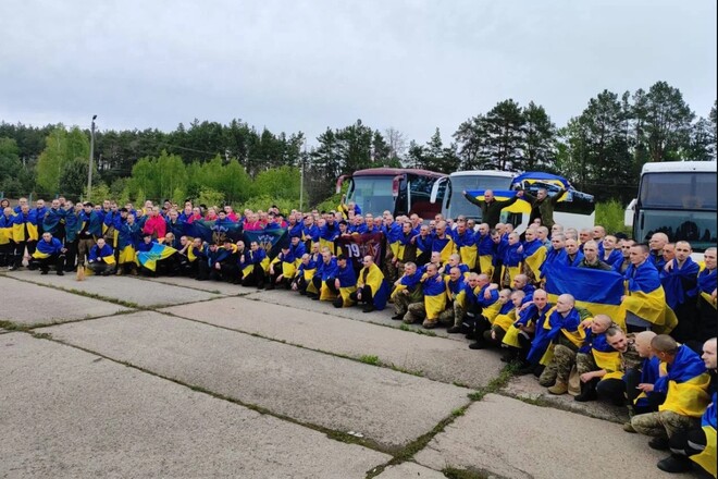 ФОТО-Защитники-Мариуполя-и-не-только.-Украина-вернула-из-плена-205-человек