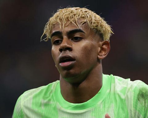 Ямаль-расплакался-из-за-вылета-в-Лиге-чемпионов.-Его-утешал-игрок-Интера