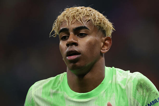 Ямаль-расплакался-из-за-вылета-в-Лиге-чемпионов.-Его-утешал-игрок-Интера