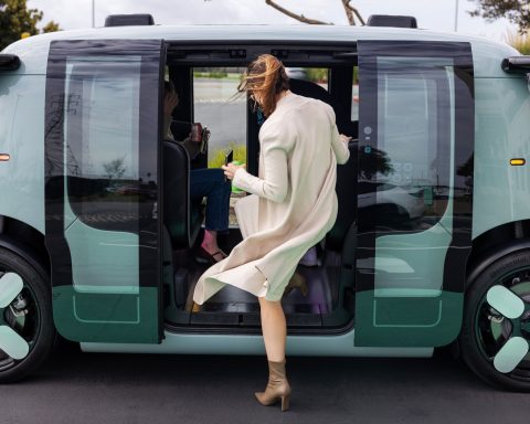 amazon-zoox-отозвала-ПО-после-аварии-с-беспилотным-такси