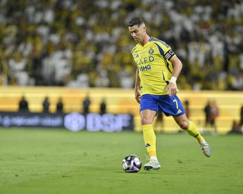 ВИДЕО-Ироничная-улыбка.-Реакция-Роналду-на-очень-не-точный-удар