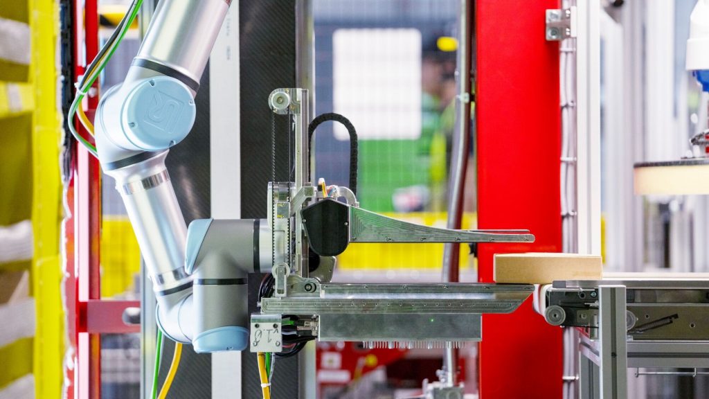 amazon-представила-первого-робота-с чувством-осязания