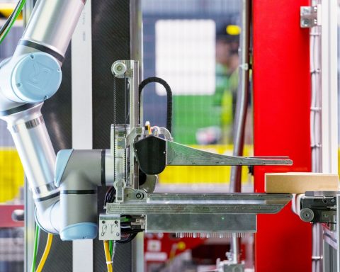 amazon-представила-первого-робота-с чувством-осязания