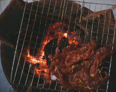 Врач-назвала-маринованное-мясо,-сардельки-и-колбаски-самыми-вредными-блюдами-на-огне