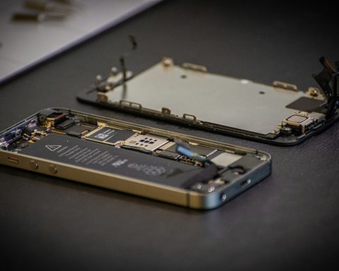 Дешёвые-зарядные-устройства-ломают-ваш-смартфон-и-грозят-возгоранием