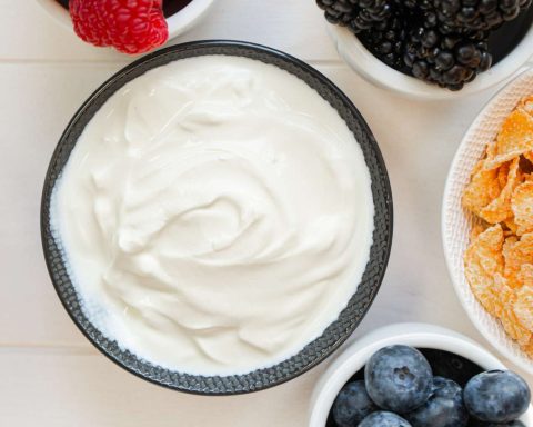 Греческий-йогурт-и-другие-продукты,-в-которых-белка-больше,-чем-в-курице