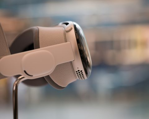 apple-представила-ИИ,-создающий-3d-сцены-по трем-фотографиям