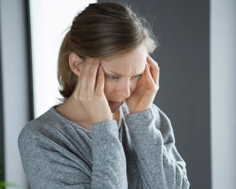 Кардиолог:-одна-из-причин-головной-боли-после-долгого-сна-—-сбой-циркадных-ритмов