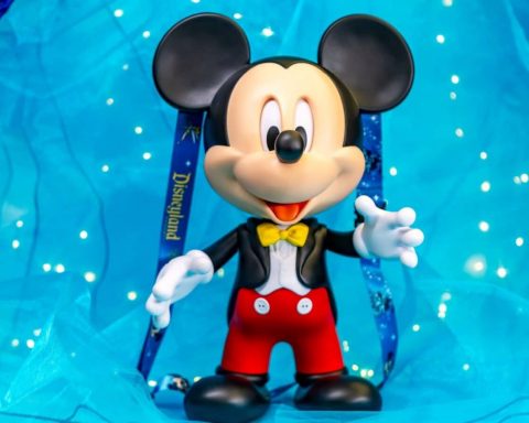 disney-создала-корзину-для-попкорна-в виде-Микки-Мауса.-Он ещё-и разговаривает