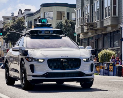 waymo-отзывает-1200-роботакси-—-они-постоянно-врезаются-в-ворота