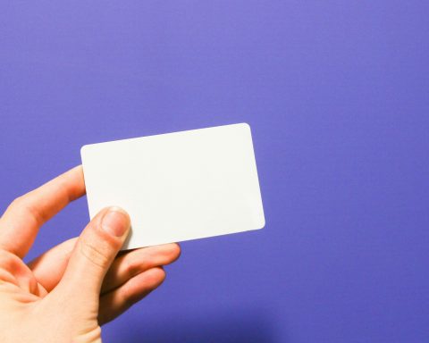 Т-Банк-выпустил-детскую-карту-со-встроенными-светодиодами