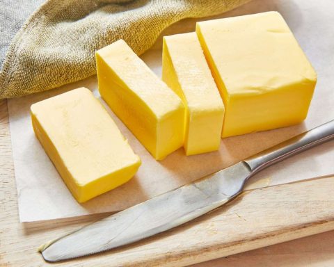 Эксперты-объяснили,-безопасно-ли-оставлять-сливочное-масло-на-столе
