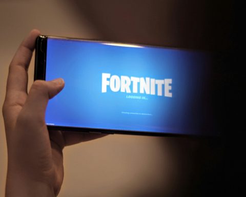 apple-снова-заблокировала-fortnite-на iphone-в США-и Европе