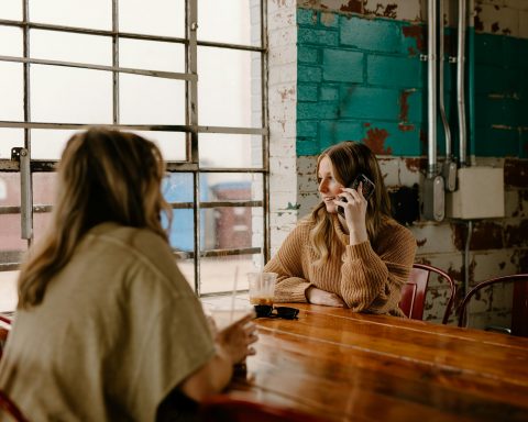 Врач:-пристрастие-к-смартфонам-грозит-появлением-второго-подбородка