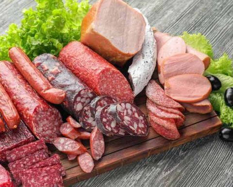 Переработанное-мясо-и-другие-продукты,-которые-приводят-к-жиру-на-животе