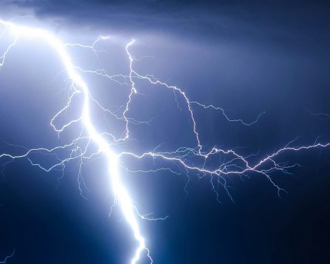 Кардиолог-рассказал,-как-на-организм-воздействует-попадание-молнии