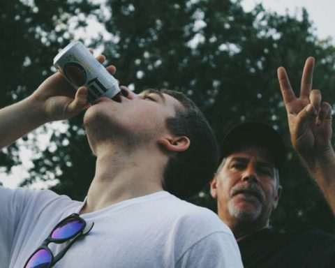 Учёные-обнаружили,-что-подростки,-употребляющие-алкоголь,-больше-пьют-позже