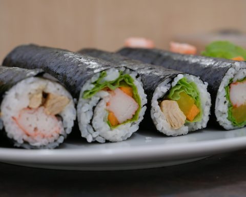 Врач-предупредила-о-риске-заражения-паразитами-при-употреблении-суши-и-роллов