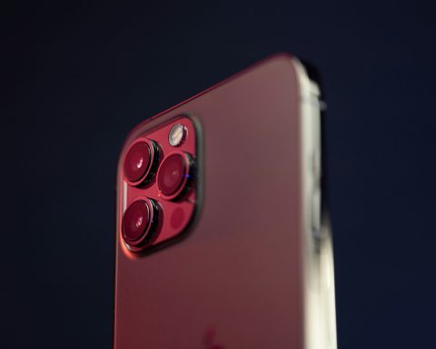 Трамп-пригрозил-apple-25%-пошлиной-за iphone,-собранные-не в США