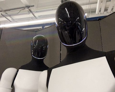 Гуманоидов-tesla-optimus-начнут-обучать-на-видео-с-людьми