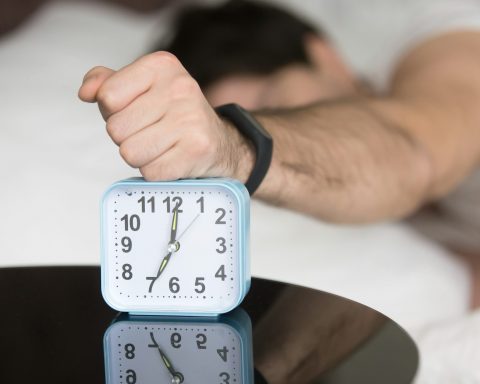 Неврологи-посоветовали-не-откладывать-пробуждение-повтором-на-будильнике