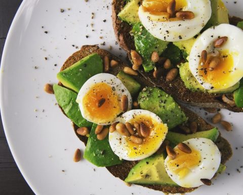 Постоянный-голод-и-другие-признаки,-что-вы-не-получаете-достаточно-жиров