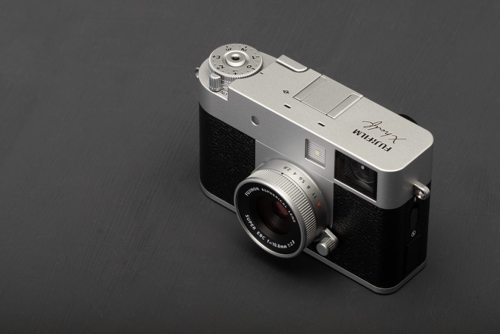 fujifilm-представила-x-half-—-цифровую-камеру-с-имитацией-съемки-на-плёнку