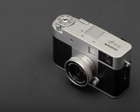 fujifilm-представила-x-half-—-цифровую-камеру-с-имитацией-съемки-на-плёнку