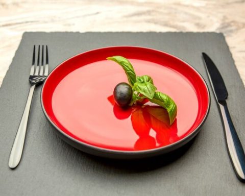 Использование-красной-посуды-и-другие-способы-похудеть-без-диет-и-спорта