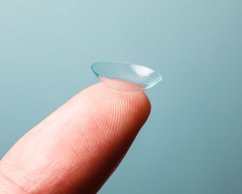 Учёные-создали-линзы,-которые-позволяют-видеть-инфракрасный-свет-даже-с-закрытыми-глазами