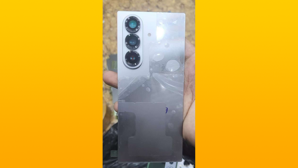 В Сеть-слили-живое-фото-складного-samsung-galaxy-z fold7