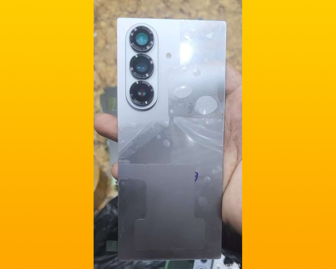 В Сеть-слили-живое-фото-складного-samsung-galaxy-z fold7