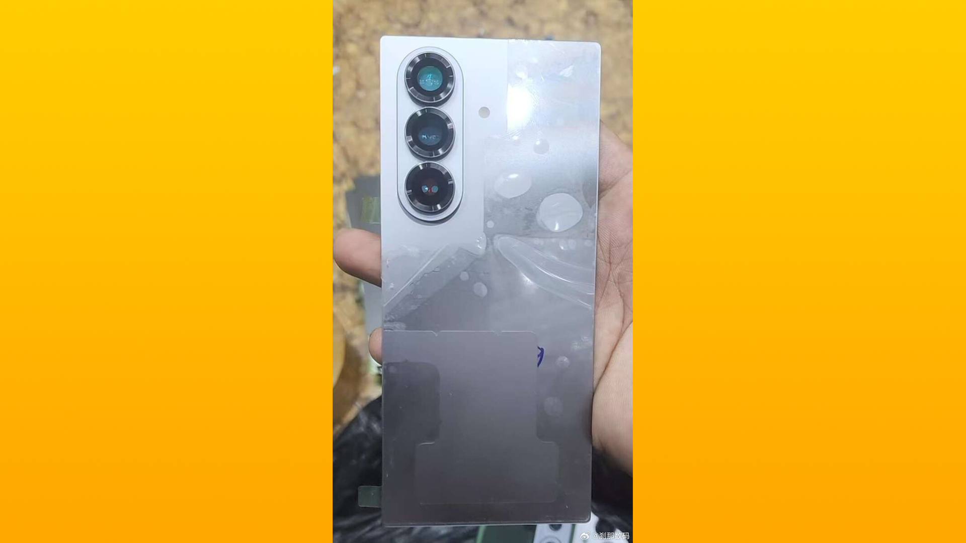 В Сеть-слили-живое-фото-складного-samsung-galaxy-z fold7