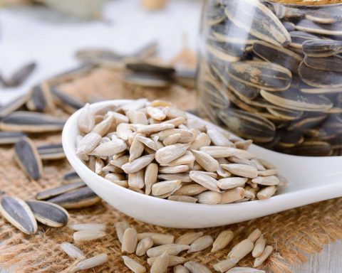 Борьба-с-воспалением-и-другие-преимущества-употребления-семечек-подсолнечника-каждый-день
