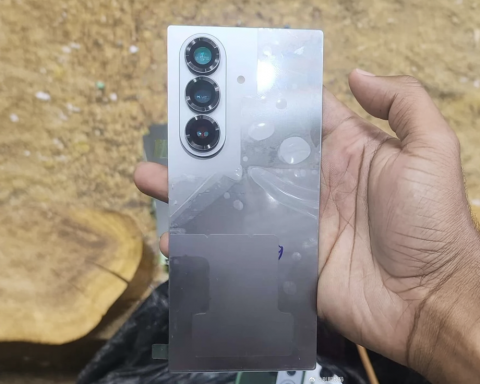 Появилось-живое-фото-galaxy-z-fold-7-—-камера-стала-заметно-крупнее