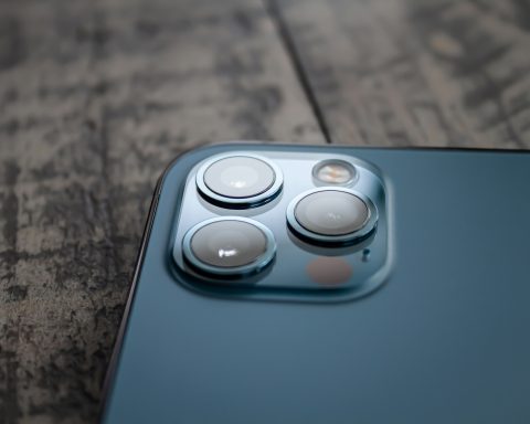 Каждый-четвёртый-россиянин-младше-17-лет-заклеивает-камеру-гаджетов