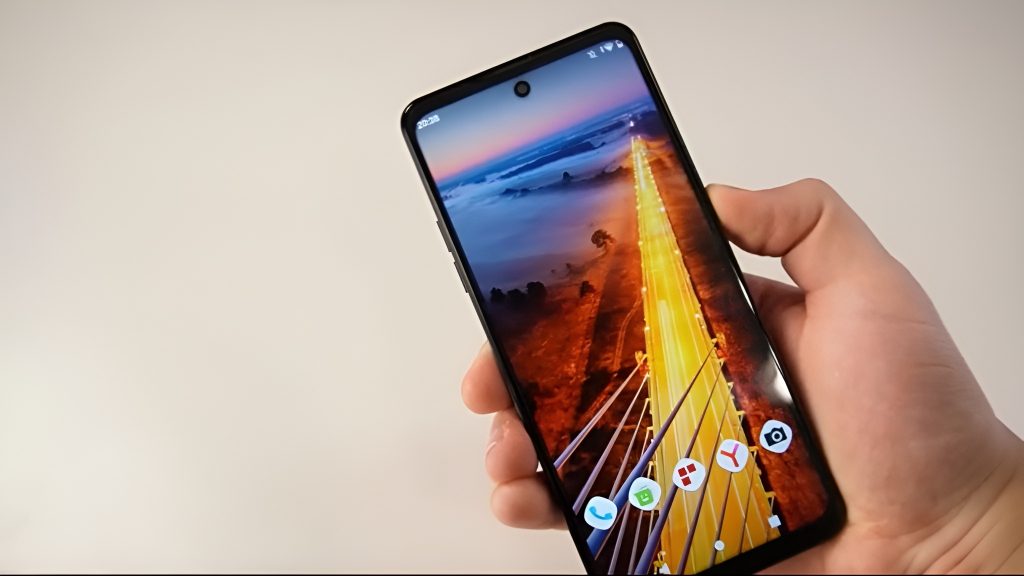 В-России-начались-продажи-отечественных-смартфонов-с-«Ред-ОС-М»