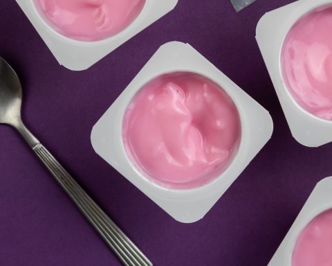 Много-добавленного-сахара-и-не-только:-чем-вреден-для-здоровья-ароматизированный-йогурт