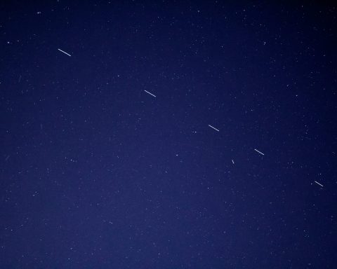 Исследование:-из-за-вспышек-на-Солнце-значительно-сокращается-срок-службы-starlink