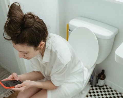 Врач-предупредил,-что-долгое-сидение-на-унитазе-повышает-риск-возникновения-геморроя