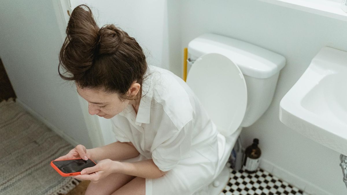 Врач-предупредил,-что-долгое-сидение-на-унитазе-повышает-риск-возникновения-геморроя