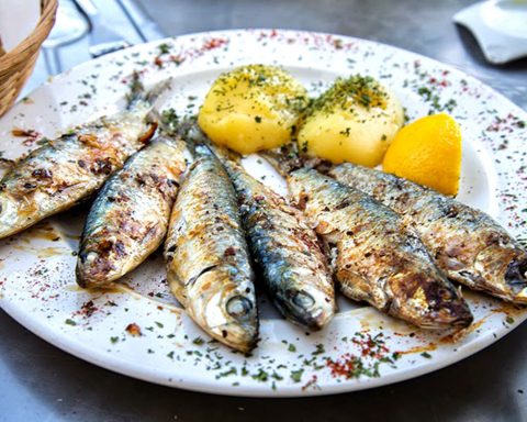 Снижение-уровня-холестерина-и-другие-полезные-для-сердца-свойства-сардин