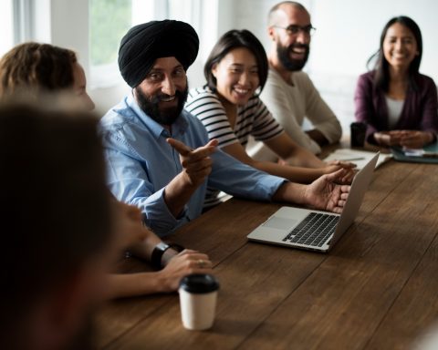 Под-британской-нейросетью-natasha-ai-скрывался-труд-сотрудников-из-Индии