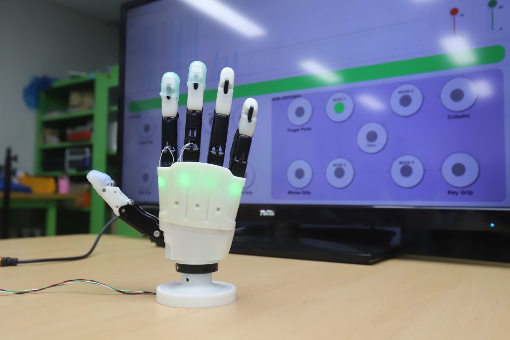 Ученые-создали-сверхлегкий-протез-руки-с захватом-без-сложных-команд