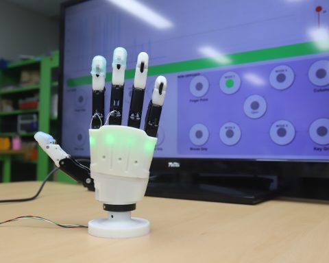 Ученые-создали-сверхлегкий-протез-руки-с захватом-без-сложных-команд