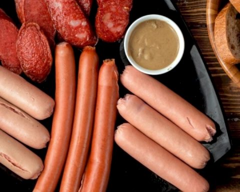 Обработанное-мясо-и-другие-худшие-для-здоровья-продукты,-если-вам-45+