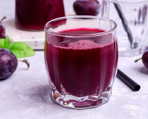 Сливовый-сок-назвали-лучшим-вечерним-напитком,-который-поможет-опорожниться-утром
