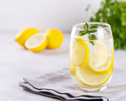 Вода-с-лимоном-и-другие-утренние-напитки-знаменитостей