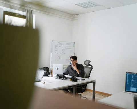 Каждая-четвёртая-российская-компания-регулярно-использует-ИИ-в-работе